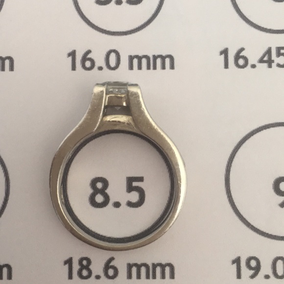 Sterling silver cubic zirconia ring size 8.5 - Picture 7 of 8